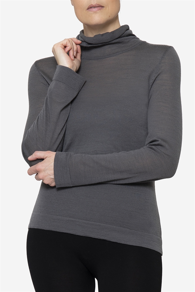 Pull d’allaitement rose pâle à col roulé