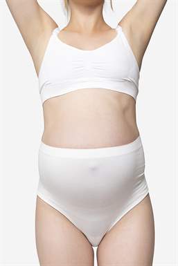 Culotte de grossesse blanche taille haute en fibres de bambou ultra-douces - vue de face avec un ventre de grossesse 