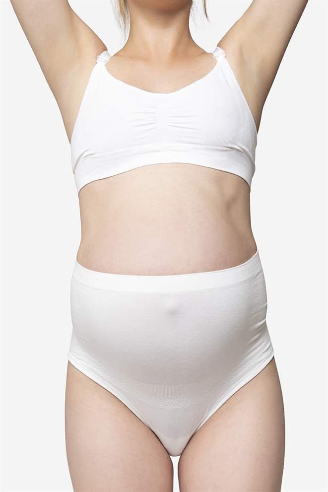 Culotte de grossesse blanche taille haute en fibres de bambou ultra-douces - vue de face avec un ventre de grossesse 