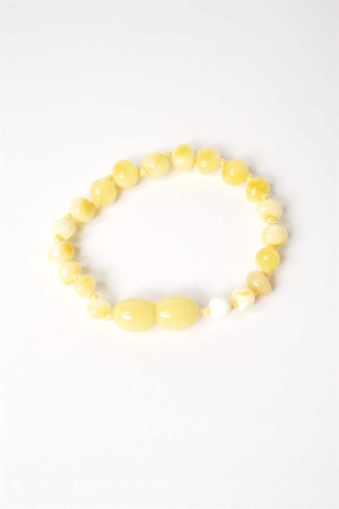 bracelet pour bébé en ambre de teinte jaune