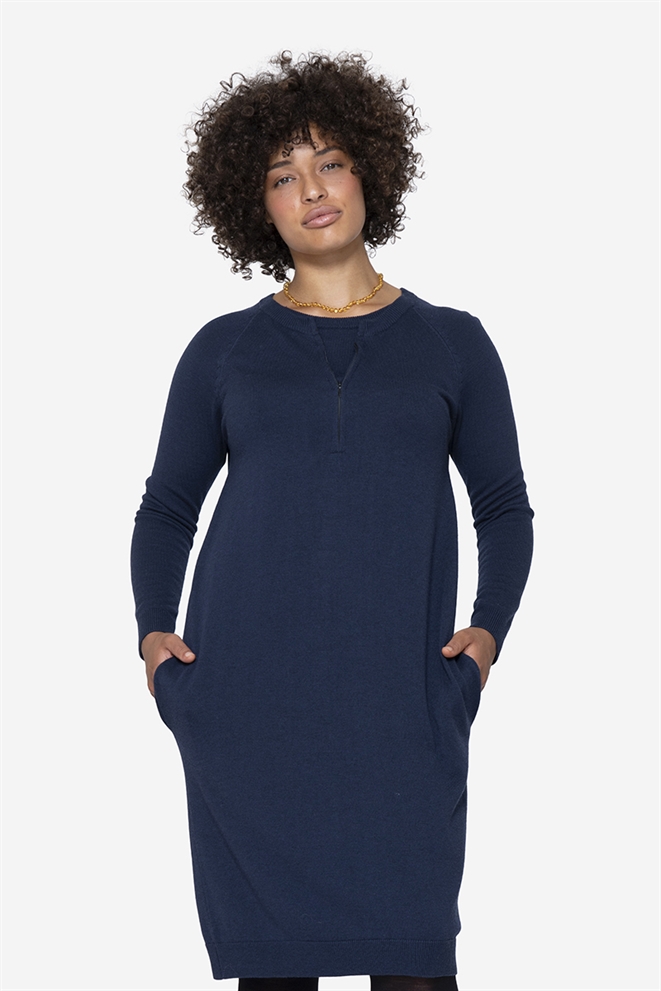 Robe d’allaitement en laine mérinos bleue - en pied