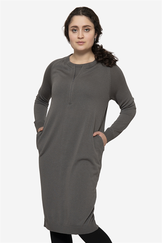 Robe d’allaitement en laine mérinos grise - en pied
