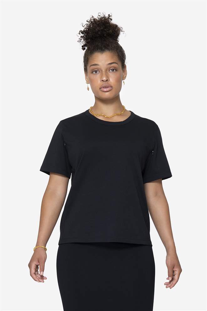 T-shirt noir classique en coton 100 % bio, avec ouverture pour allaiter - Vue de face 
