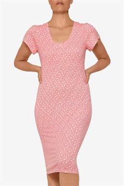 Robe d\'allaitement rose à manches papillon en jersey de bambou bio, vue de face 