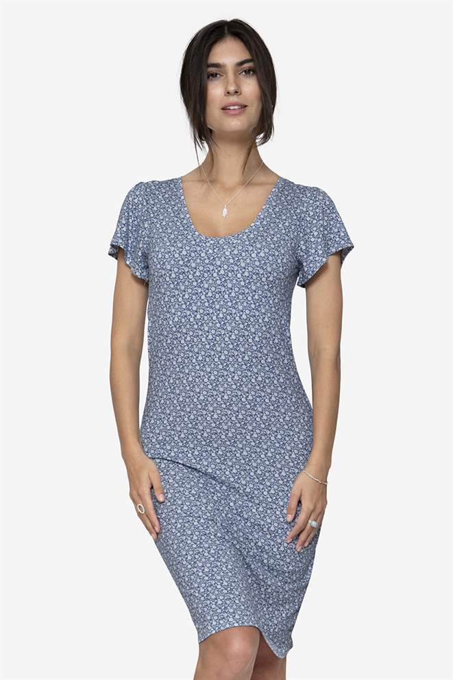Robe d\'allaitement bleue à manches papillon en jersey de bambou bio, en pied 